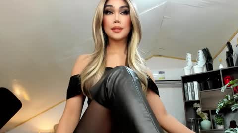 Snapshot of brooke_lynnhyts chatting on 10/04/25, 05:33 Brooke Shimmers IG online show from 10/04/25, 05:33