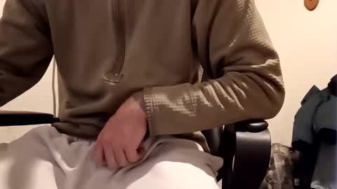 broski2002633810 online show from 10/28/25, 06:17