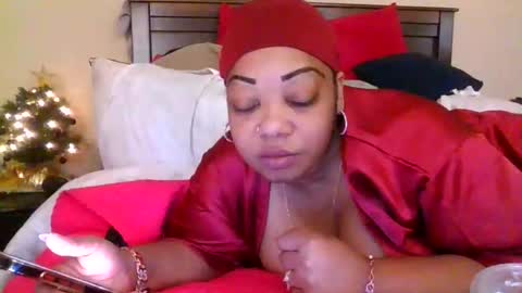 Snapshot of brownroundrenee chatting on 12/22/25, 11:07 brownroundrenee online show from 12/22/25, 11:07