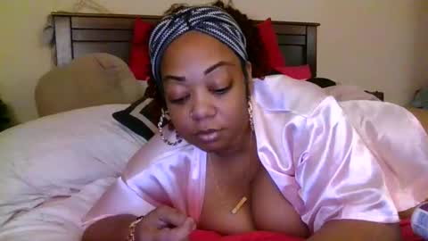 Snapshot of brownroundrenee chatting on 02/02/26, 02:27 brownroundrenee online show from 02/02/26, 02:27