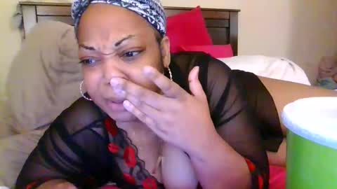 Snapshot of brownroundrenee chatting on 02/19/26, 03:52 brownroundrenee online show from 02/19/26, 03:52