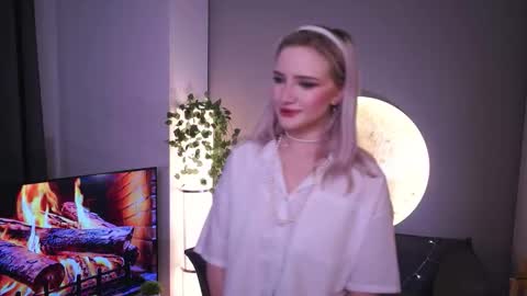 Snapshot of brunaalcorn chatting on 12/04/25, 08:28 Doris online show from 12/04/25, 08:28