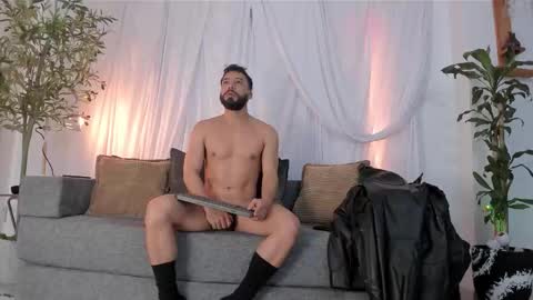 Snapshot of bruno_woods chatting on 10/19/25, 05:24 Andres Suarez online show from 10/19/25, 05:24