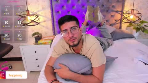 Snapshot of bryperez chatting on 11/09/25, 03:43 bry online show from 11/09/25, 03:43