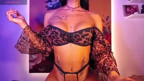 Snapshot of bs12345hb chatting on 11/23/25, 05:18 samm online show from 11/23/25, 05:18