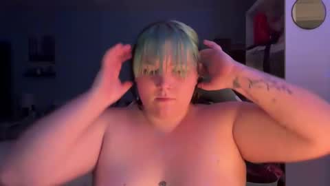 Snapshot of bumblebeebuzzer chatting on 02/15/25, 06:02 bumblebeebuzzer online show from 02/15/25, 06:02