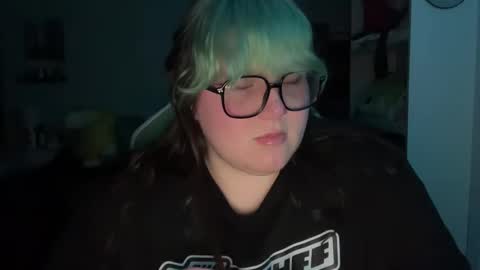 Snapshot of bumblebeebuzzer chatting on 02/19/25, 04:01 bumblebeebuzzer online show from 02/19/25, 04:01