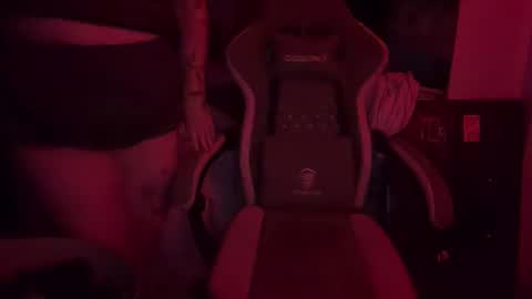 Snapshot of bumblebeebuzzer chatting on 10/27/25, 12:47 bumblebeebuzzer online show from 10/27/25, 12:47