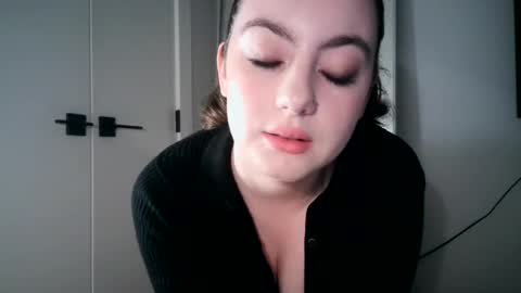 Snapshot of bunbunplayhouse chatting on 01/20/25, 11:21 Dominique online show from 01/20/25, 11:21