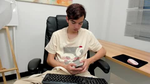 Snapshot of bunny_maxxi chatting on 12/17/25, 12:22 bunny online show from 12/17/25, 12:22