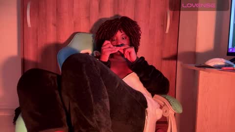 Snapshot of bunny_secrets chatting on 10/27/25, 02:32 Isa online show from 10/27/25, 02:32