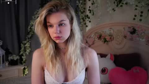 Snapshot of burnletitallburn chatting on 11/03/25, 02:18 Jessica online show from 11/03/25, 02:18