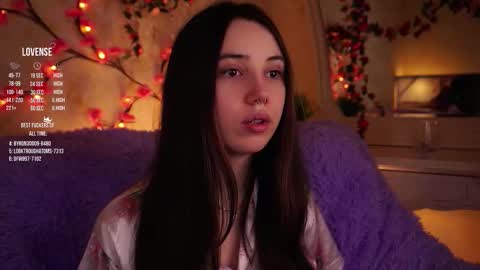 Snapshot of burnletitallburn chatting on 11/28/25, 04:04 Jessica online show from 11/28/25, 04:04