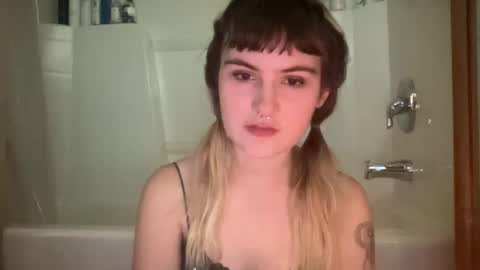 esme gray online show from 10/22/25, 10:20