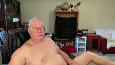 Snapshot of bustyballs100 chatting on 11/17/25, 02:23 bustyballs100 online show from 11/17/25, 02:23