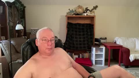 Snapshot of bustyballs100 chatting on 11/21/25, 03:22 bustyballs100 online show from 11/21/25, 03:22