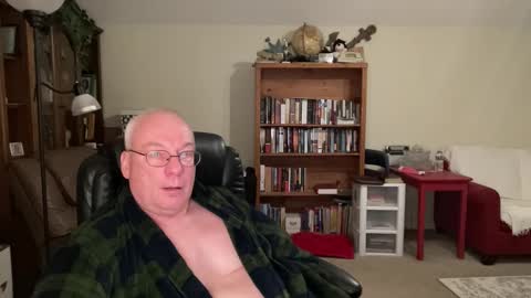 Snapshot of bustyballs100 chatting on 12/04/25, 04:33 bustyballs100 online show from 12/04/25, 04:33