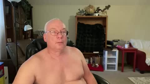 Snapshot of bustyballs100 chatting on 12/05/25, 08:38 bustyballs100 online show from 12/05/25, 08:38