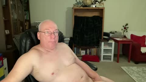 Snapshot of bustyballs100 chatting on 12/18/25, 04:57 bustyballs100 online show from 12/18/25, 04:57