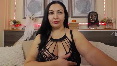 Snapshot of bustyeva_ chatting on 10/31/25, 04:24 online between 6AM and 2PM EET almost everyday. online show from 10/31/25, 04:24