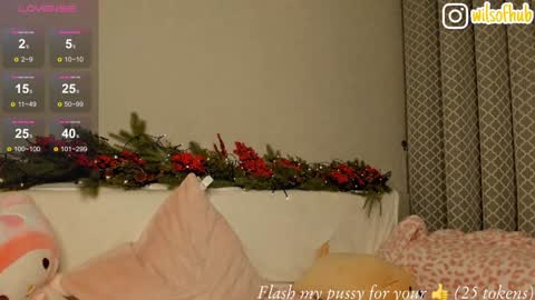 Snapshot of bzzzme chatting on 12/26/24, 04:14 My name is Sofia I will be glad if you spend your time with me 3 online show from 12/26/24, 04:14