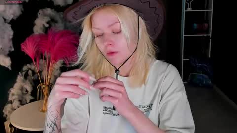 Snapshot of callista_a chatting on 05/19/26, 02:51 Robin online show from 05/19/26, 02:51