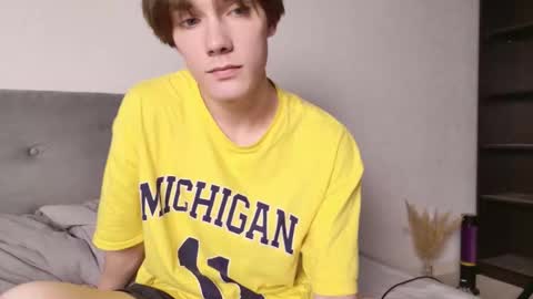 Snapshot of callmenineoneseven chatting on 10/30/25, 05:57 Nick online show from 10/30/25, 05:57