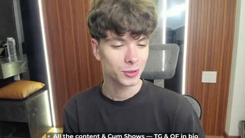 Snapshot of calvin_loves_you chatting on 04/18/26, 05:17 Hey I am Calvin online show from 04/18/26, 05:17