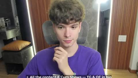 Snapshot of calvin_loves_you chatting on 04/19/26, 06:10 Hey I am Calvin online show from 04/19/26, 06:10