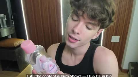 Snapshot of calvin_loves_you chatting on 04/25/26, 05:10 Hey I am Calvin online show from 04/25/26, 05:10