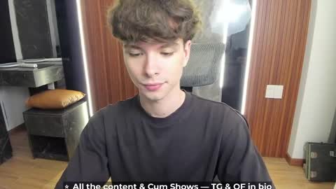 Snapshot of calvin_loves_you chatting on 04/29/26, 05:30 Hey I am Calvin online show from 04/29/26, 05:30