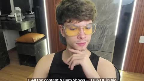 Snapshot of calvin_loves_you chatting on 05/23/26, 04:33 Hey I am Calvin online show from 05/23/26, 04:33