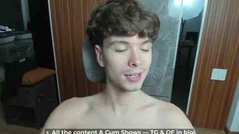 Snapshot of calvin_loves_you chatting on 05/27/26, 04:37 Hey I am Calvin online show from 05/27/26, 04:37