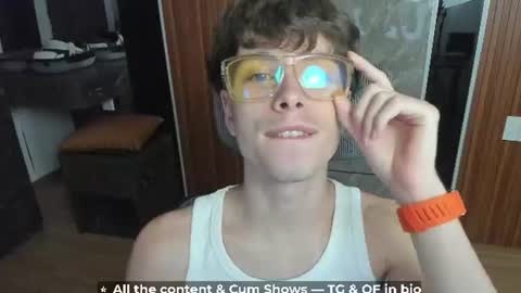Snapshot of calvin_loves_you chatting on 06/08/26, 05:13 Hey I am Calvin online show from 06/08/26, 05:13