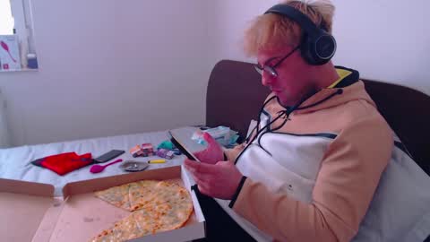 Snapshot of calvinjohnlad chatting on 02/17/25, 11:44 Calvinjohnlad online show from 02/17/25, 11:44