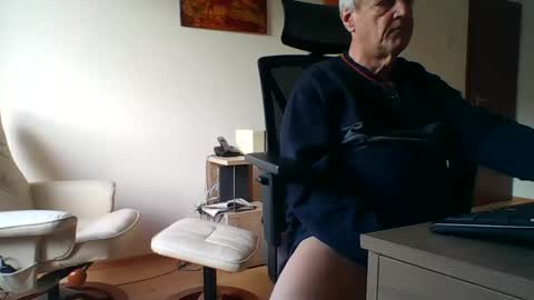 camcologne online show from 12/18/24, 11:13