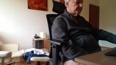 camcologne online show from 02/18/25, 11:11