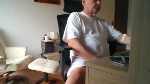 camcologne online show from 11/19/25, 11:10