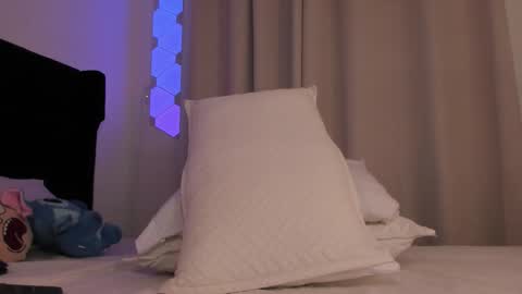 Snapshot of cameron_lyra chatting on 11/14/25, 02:10 Cameron online show from 11/14/25, 02:10