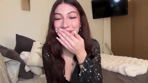 Snapshot of cami_calderon chatting on 11/17/25, 12:16 Camila online show from 11/17/25, 12:16