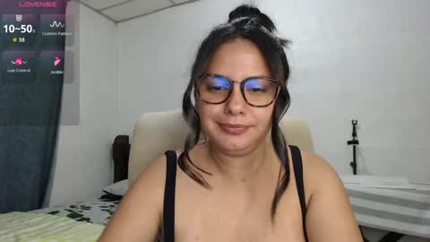 Snapshot of cami_valbuena chatting on 04/17/26, 03:09 Camila Valbuena online show from 04/17/26, 03:09