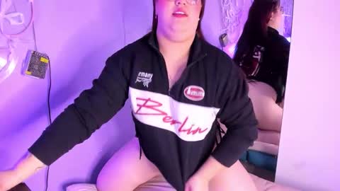 Snapshot of camiila_osorio chatting on 11/20/25, 03:12 Camila Osorio online show from 11/20/25, 03:12