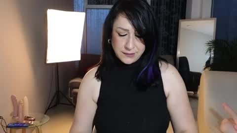 Snapshot of camil_milfdream chatting on 12/30/24, 11:15 Camil online show from 12/30/24, 11:15