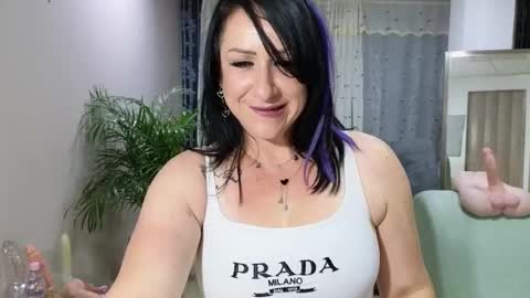 Snapshot of camil_milfdream chatting on 02/16/25, 10:32 Camil online show from 02/16/25, 10:32