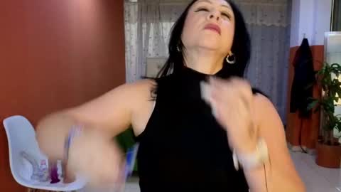 Snapshot of camil_milfdream chatting on 10/06/25, 10:45 Camil online show from 10/06/25, 10:45