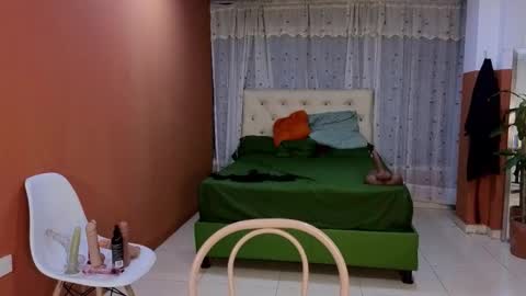 Snapshot of camil_milfdream chatting on 10/17/25, 10:29 Camil online show from 10/17/25, 10:29