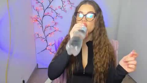 Snapshot of camilla_xo_ chatting on 12/14/25, 06:19 Camilla online show from 12/14/25, 06:19