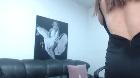 Snapshot of camille_diaz19 chatting on 10/22/25, 09:03 Camille online show from 10/22/25, 09:03