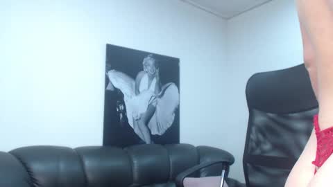 Snapshot of camille_diaz19 chatting on 10/24/25, 09:55 Camille online show from 10/24/25, 09:55