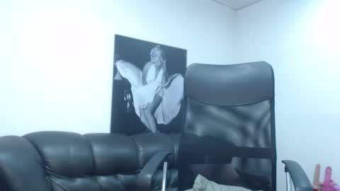 Snapshot of camille_diaz19 chatting on 11/06/25, 12:33 Camille online show from 11/06/25, 12:33